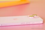 Profil gauche détaillé de l’iPhone 15 256 Go avec boutons de volume