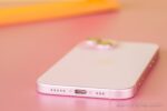Gros plan du port USB-C et des haut-parleurs de l’iPhone 15 256 Go
