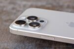 Profil droit de l’iPhone 15 Pro Max 256 Go avec bouton latéral