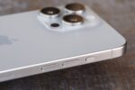 Profil gauche de l’iPhone 15 Pro Max 256 Go avec bouton Action et volume
