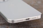 Gros plan du port USB-C et des haut-parleurs de l’iPhone 15 Pro Max 256 Go