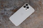 Vue arrière détaillée de l’iPhone 15 Pro Max 256 Go en titane naturel