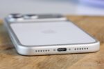 Gros plan du port USB-C et des haut-parleurs de l’iPhone 17 Pro Max 256 Go