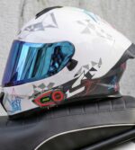 Casque intégral connecté posé sur une selle de moto