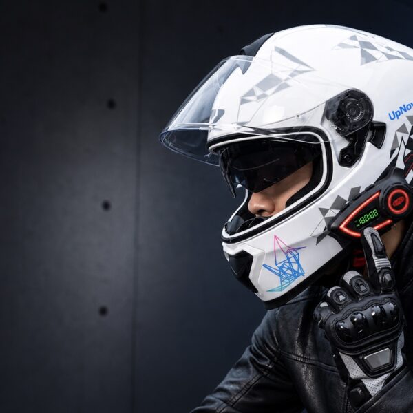 Motard portant le casque intégral connecté UpNovo