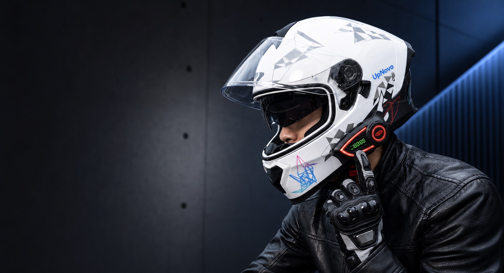Motard portant le casque intégral connecté UpNovo